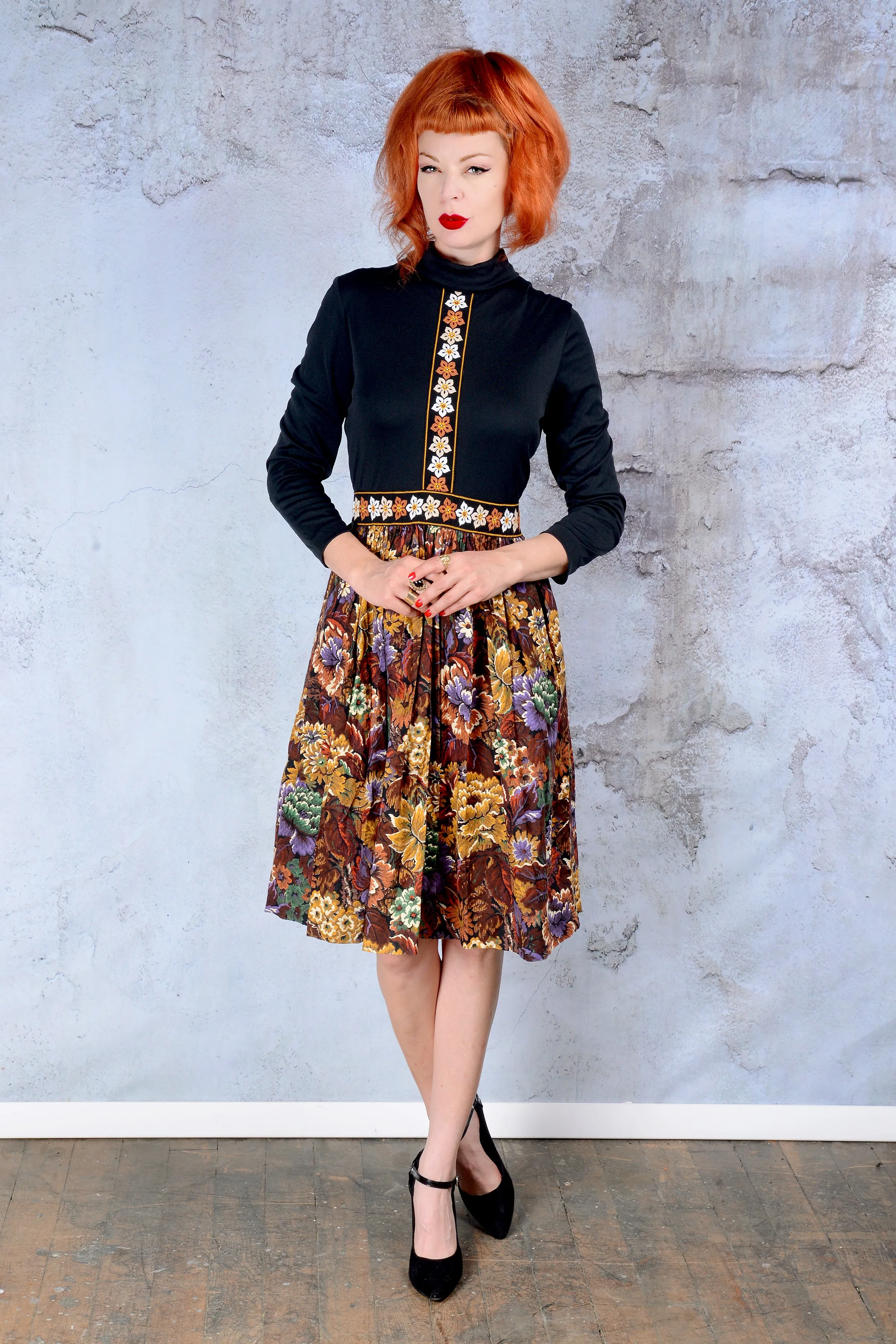Vintage 1970s black and floral flare dress - SM