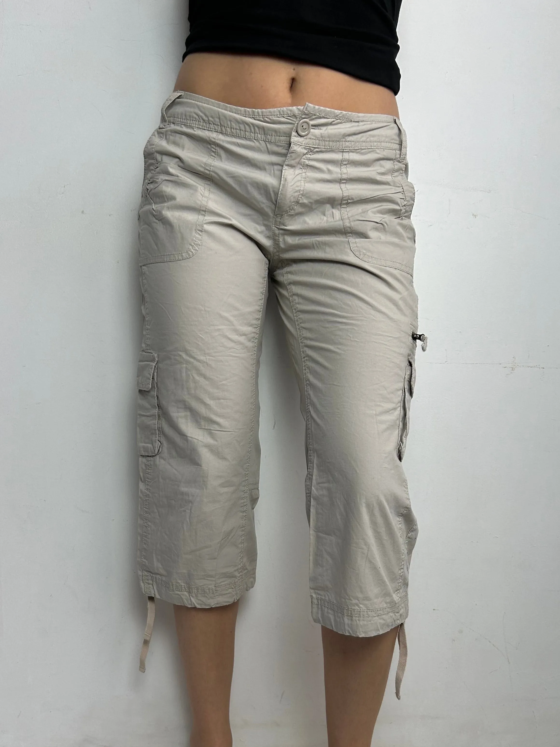 Y2K vintage 3/4 length beige utility cargo capri pants  (S/M)